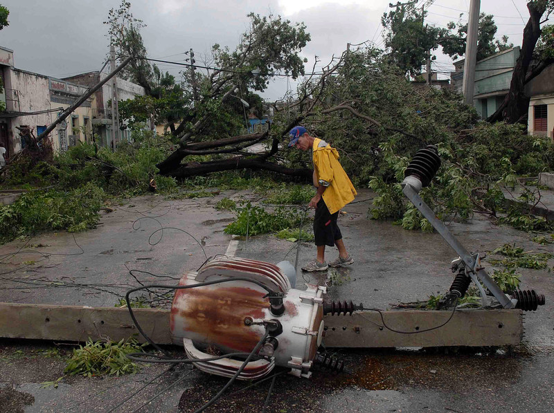 Ураган во Львовской области: посрывало крыши и повалило деревья. ВИДЕО