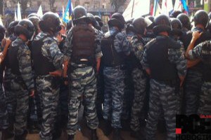 Под стенами Киевсовета произошла драка митингующих с правоохранителями