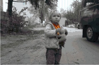 Под Киевом водитель "Мерседеса" высадил 2-летнюю девочку и скрылся