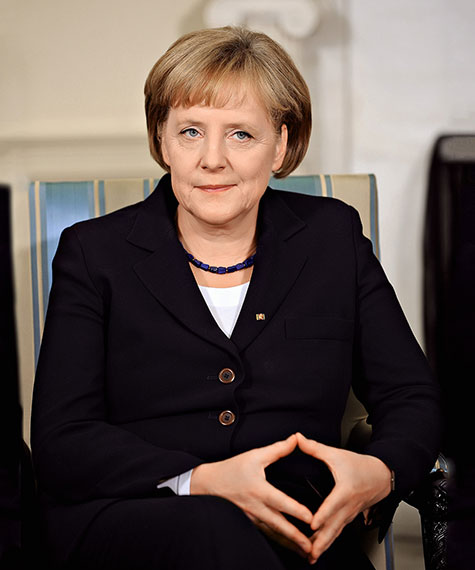 Меркель попала в неудобное положение из-за своего ожерелья