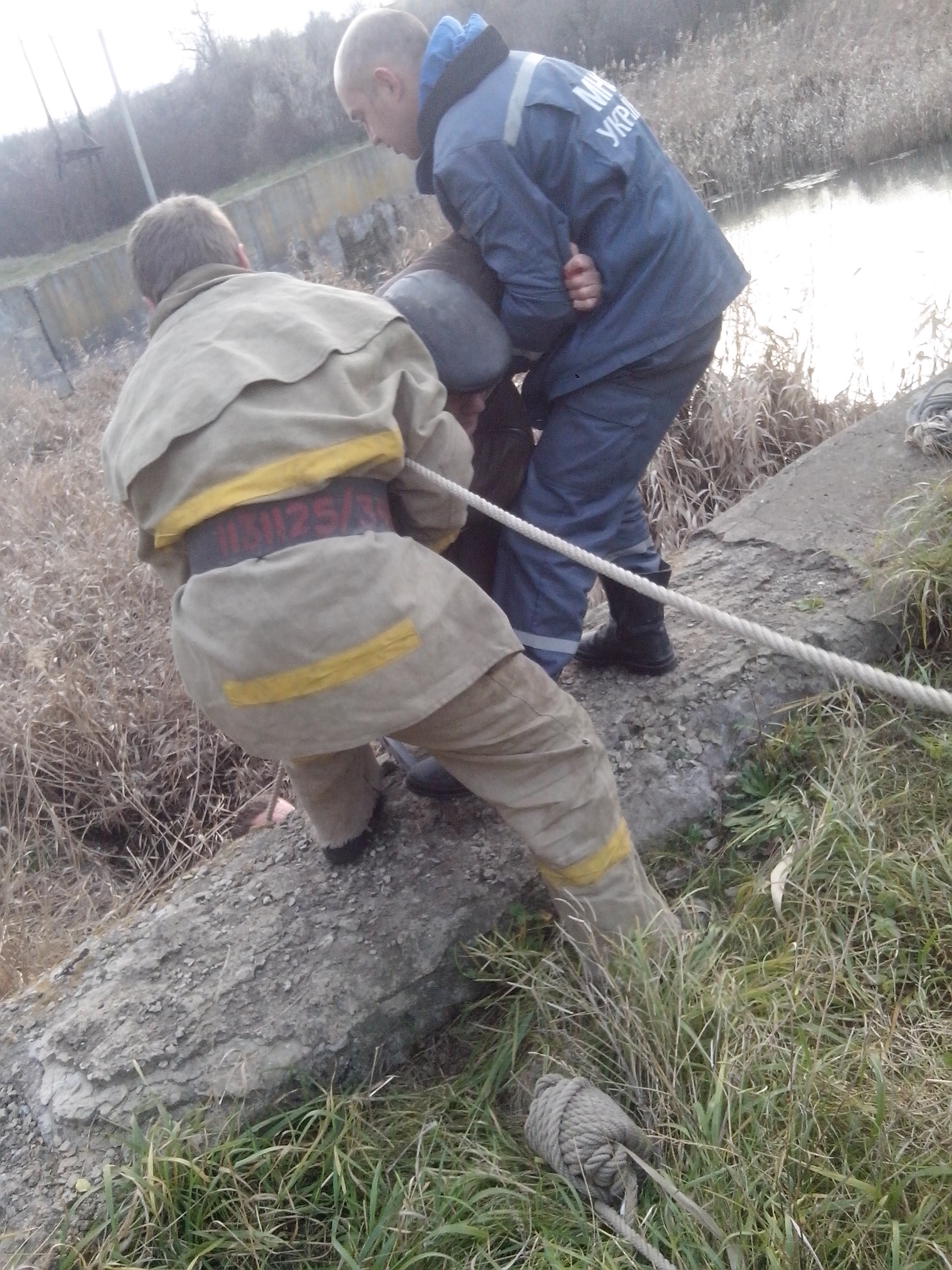 В Донецкой области спасли человека, упавшего на дамбу