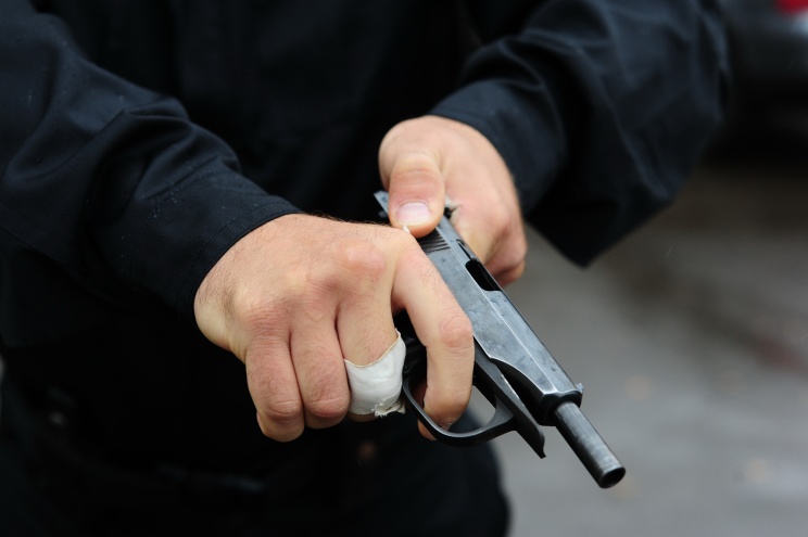 В Калининграде грабитель открыл стрельбу по полицейским