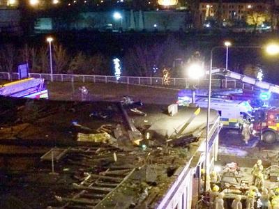 В Шотландии полицеский вертолет упал на бар