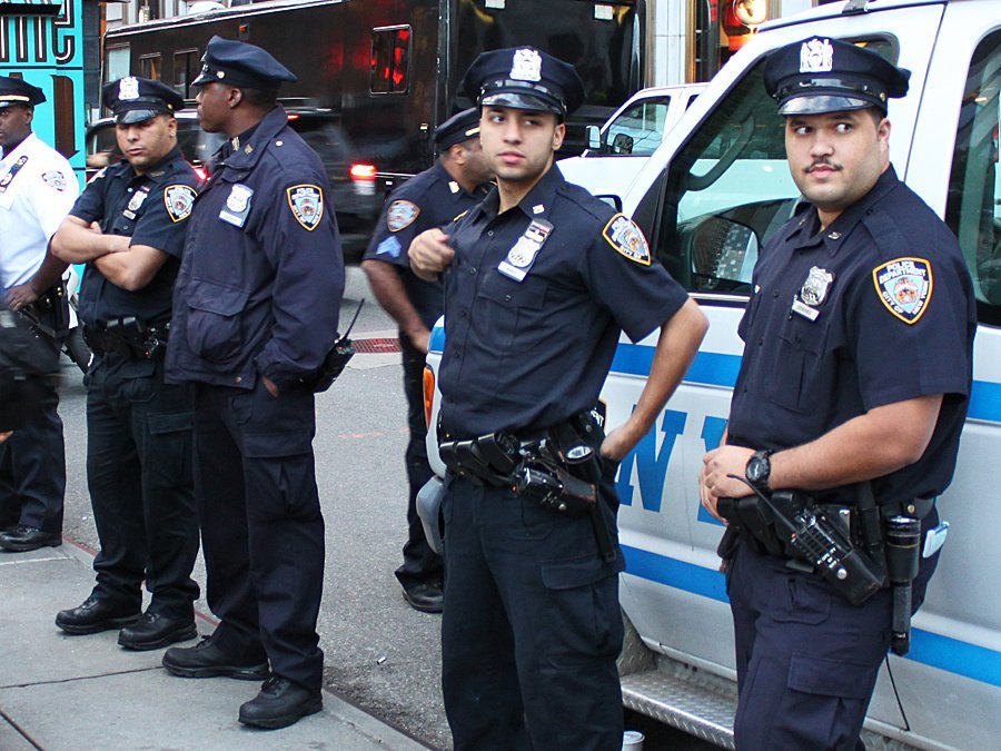 В Нью-Йорке полицейские ранили двоих прохожих 