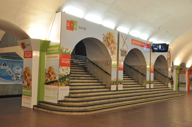 ВХСУ обязал компанию-оператора рекламы в метро платить по тарифам