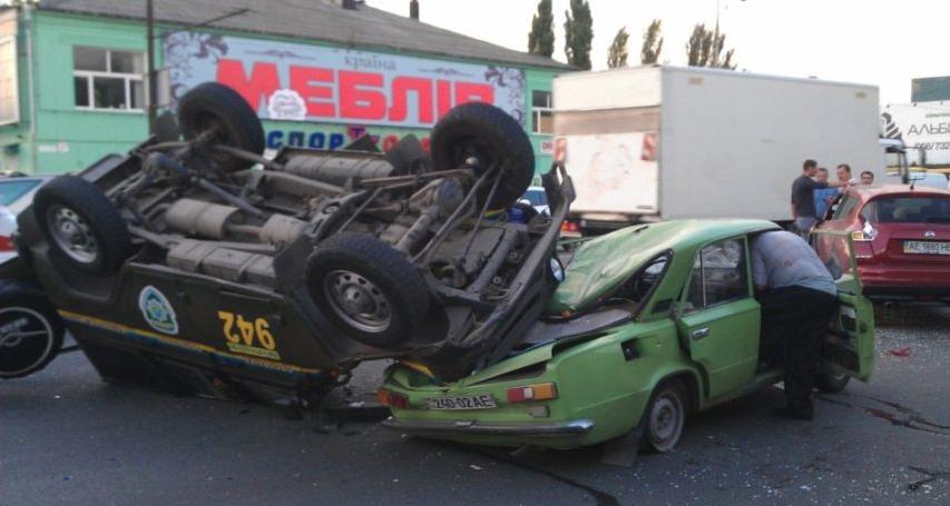В Днепропетровске произошло жуткое ДТП: милицейский УАЗ на большой скорости разбил з автомобиля и упал на крышу. ВИДЕО