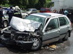 Авария в Симферополе: иномарка на большой скорости протаранила киоск. ВИДЕО