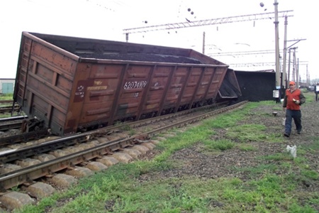 Под Киевом поезд сошел с рельсов, приостановив работу железной дороги