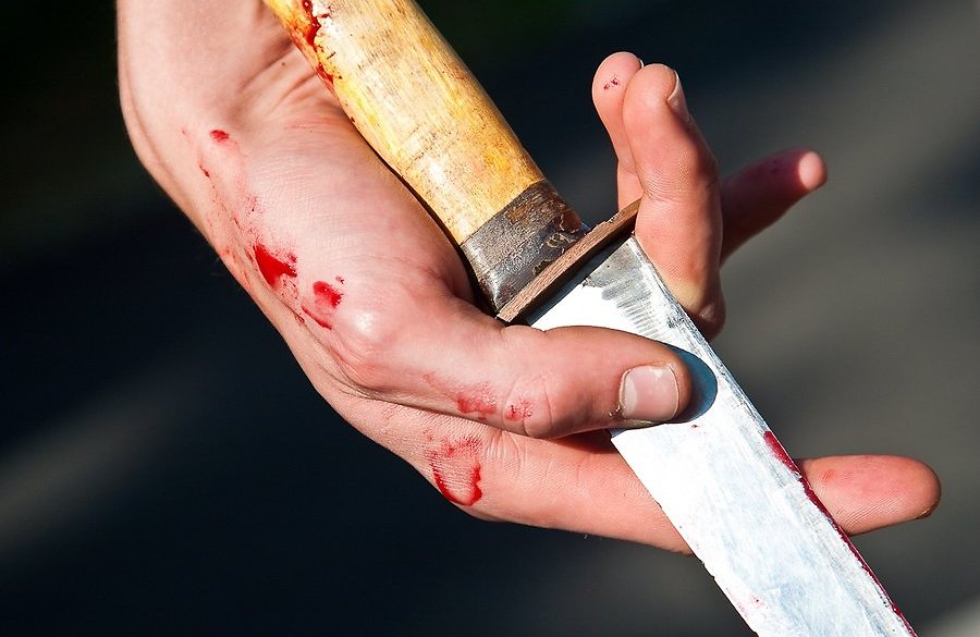 В Хмельницкой области мужчина с ножом напал на бывшую жену и двух маленьких детей