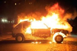 Масштабный авто-пожар: сгорели 5 автомобилей. ВИДЕО
