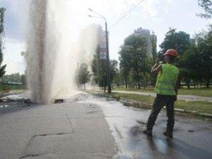 В Кировограде посреди проезжей части забил фонтан высотой около 5 м. ВИДЕО